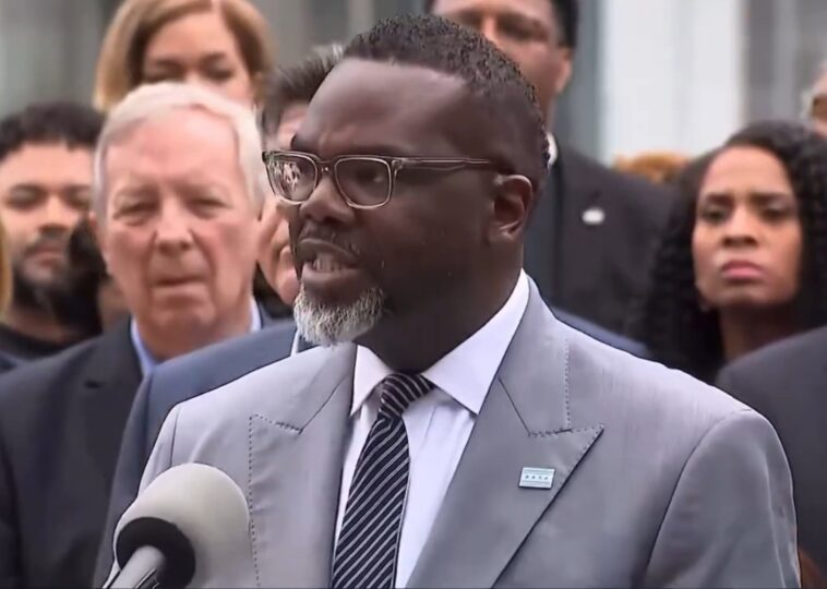 just-in:-chicago-mayor-brandon-johnson-signs-“ice-on-notice”-executive-order-to-prosecute-ice-agents