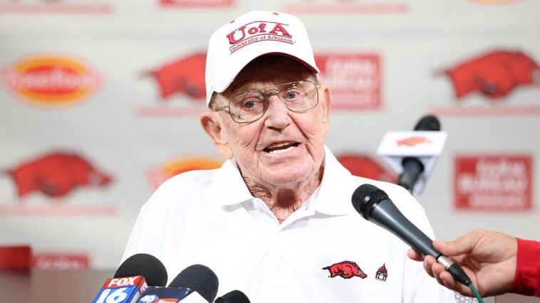 lou-holtz’s-son-shares-health-update-after-college-football-coaching-legend-enters-hospice-care