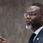 chicago-mayor-brandon-johnson-warns-he-will-prosecute-ice-for-arresting-illegal-migrants