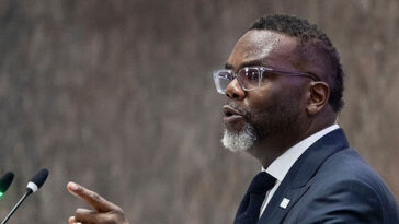 chicago-mayor-brandon-johnson-warns-he-will-prosecute-ice-for-arresting-illegal-migrants