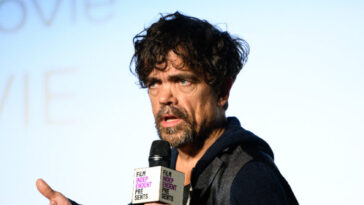 ‘game-of-thrones’-star-peter-dinklage-recites-poem-for-ice-agitator-renee-good,-stomps-foot,-walks-off-stage