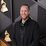 jelly-roll-breaks-rank,-doesn’t-criticize-ice-at-grammys