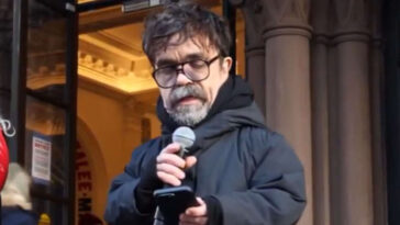 peter-dinklage-receives-little-praise-after-taking-short-time-to-recite-small-poem