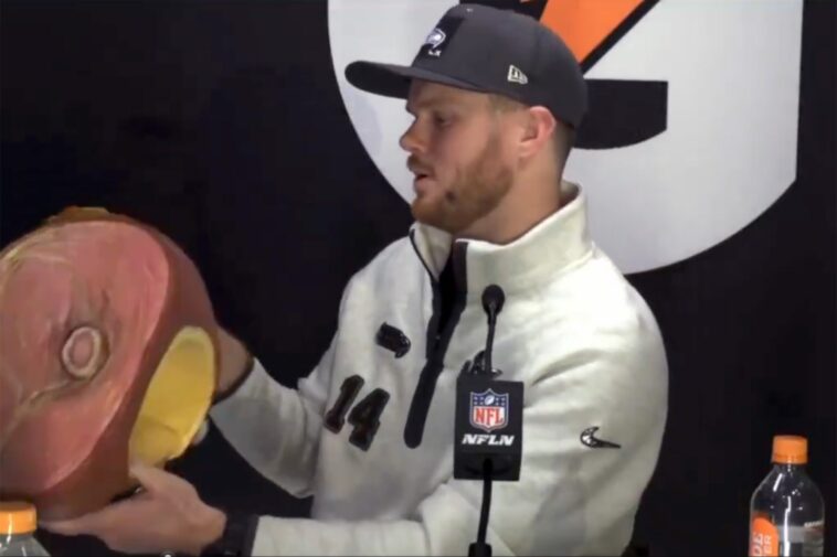 sam-darnold-serenaded-with-‘ham-for-sam’-chants-at-super-bowl-opening-night