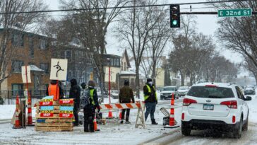 anti-ice-minneapolis-agitators-set-up-checkpoint-to-track-federal-agents