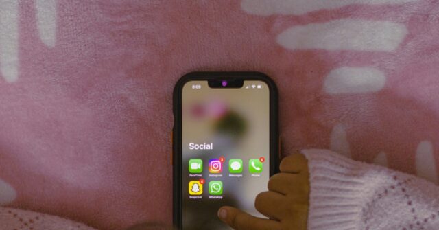 spain-eyes-joining-other-nations-in-children’s-social-media-ban