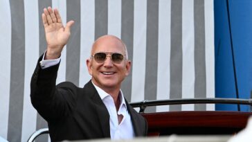 ex-washington-post-staffer-accuses-jeff-bezos-of-trying-to-‘survive’-trump-rather-than-save-paper