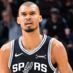 wemby’s-minutes-restriction,-kat’s-new-offensive-role,-and-more