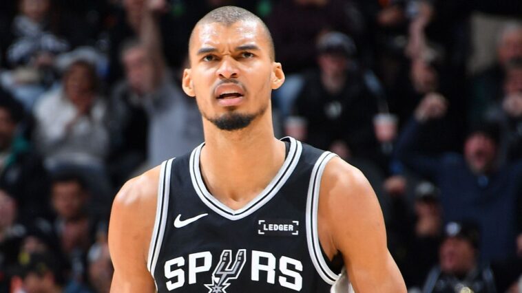 wemby’s-minutes-restriction,-kat’s-new-offensive-role,-and-more