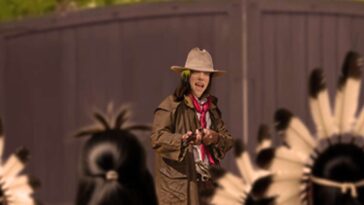 ‘the-injuns-are-a-comin!’-cries-billie-eilish-loading-musket-to-defend-home-from-tribe-of-redskins