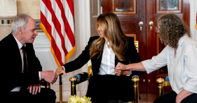 first-lady-melania-trump-meets-freed-hamas-hostages-keith,-aviva-siegel