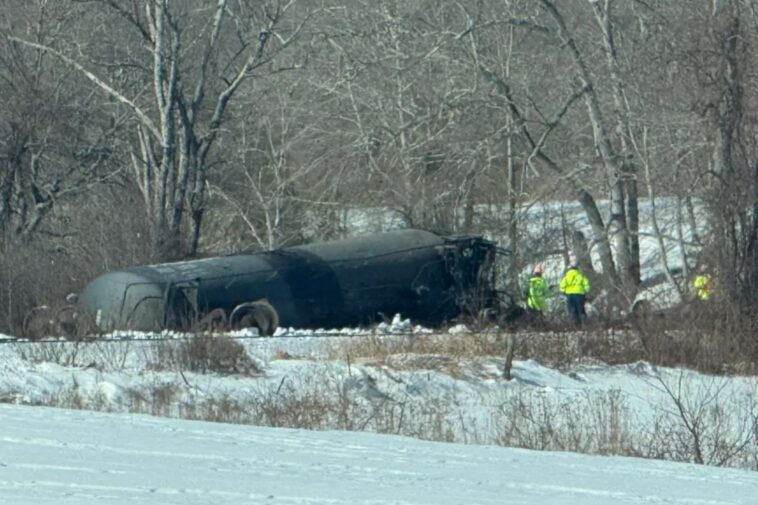 train-carrying-propane,-other-flammable-materials-derails-in-connecticut,-forcing-shelter-in-place-order