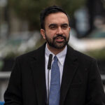 video:-nyc-mayor-mamdani-wants-no-charges-for-man-who-lunged-at-police-officer-with-large-knife