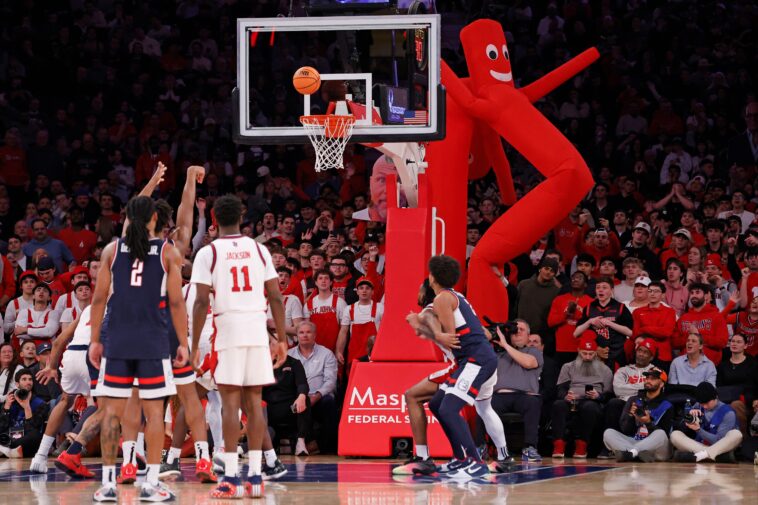 st.-john’s-fans-did-their-part-—-and-more-—-during-electrifying-uconn-win