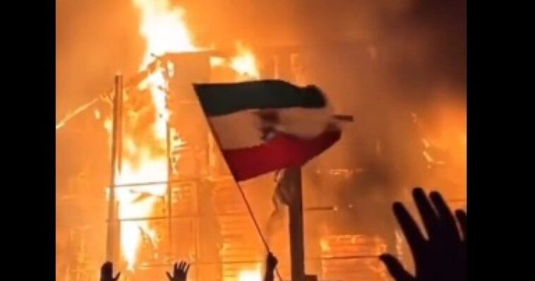 the-protests-in-iran-continue-while-the-islamic-regime-clings-to-power