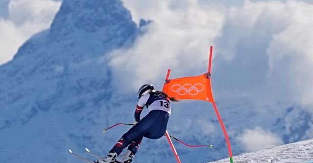 video:-lindsey-vonn-crashes-out-of-winter-olympics,-evacuated-by-helicopter-to-hospital