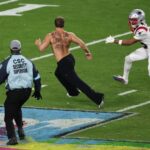 streaker-runs-onto-field-as-patriots’-kyle-williams-gives-chase-in-wild-super-bowl-2026-scene