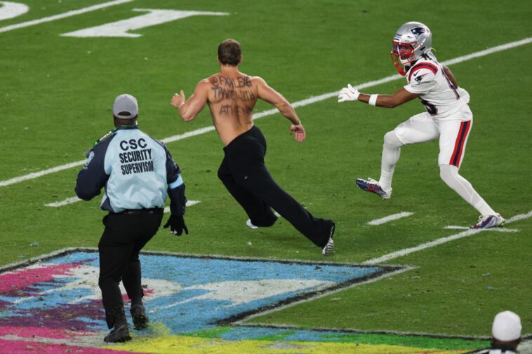 streaker-runs-onto-field-as-patriots’-kyle-williams-gives-chase-in-wild-super-bowl-2026-scene