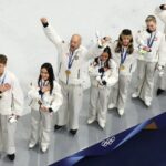 us-figure-skaters-have-skate-issue-in-olympic-podium-mistake-after-winning-gold
