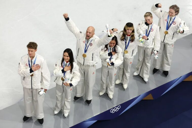 us-figure-skaters-have-skate-issue-in-olympic-podium-mistake-after-winning-gold