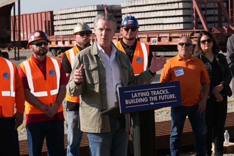 gavin-newsom-ripped-by-la’s-top-fed-prosecutor-for-claiming-win-in-ice-anti-mask-ruling:-‘stop-lying’