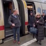 a-disheveled-hillary-clinton-arrives-to-munich-security-conference-by-train-due-to-ongoing-strike-at-lufthansa-(video)