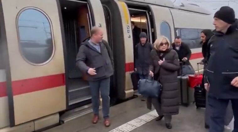 a-disheveled-hillary-clinton-arrives-to-munich-security-conference-by-train-due-to-ongoing-strike-at-lufthansa-(video)