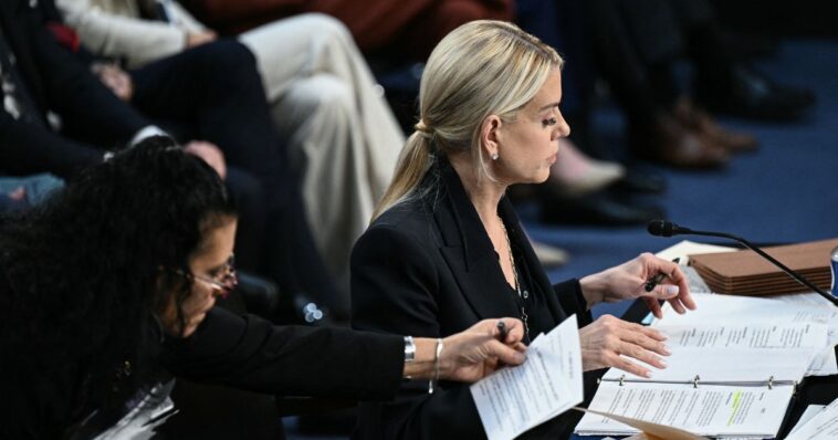 see-it:-ultra-high-res-image-of-bondi’s-notes-shows-deadly-dirt-on-dems-she-walked-into-hearing-ready-to-use-if-necessary