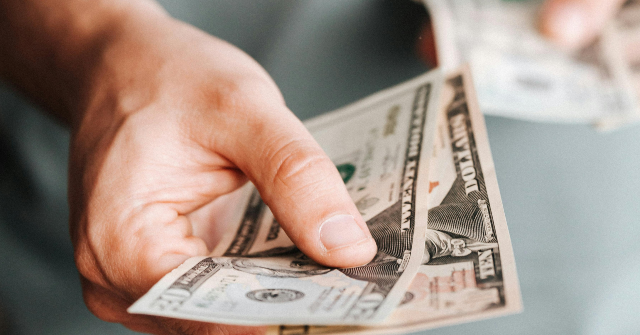 white-house:-real-wages-grew-by-$1,400-across-private-sector-in-trump’s-first-year