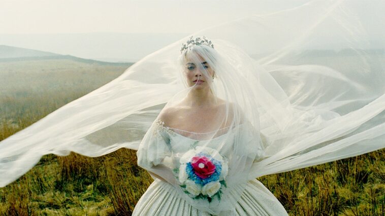 ‘wuthering-heights’-review:-margot-robbie,-jacob-elordi-star-in-steamy-adaptation-of-ill-fated-romance