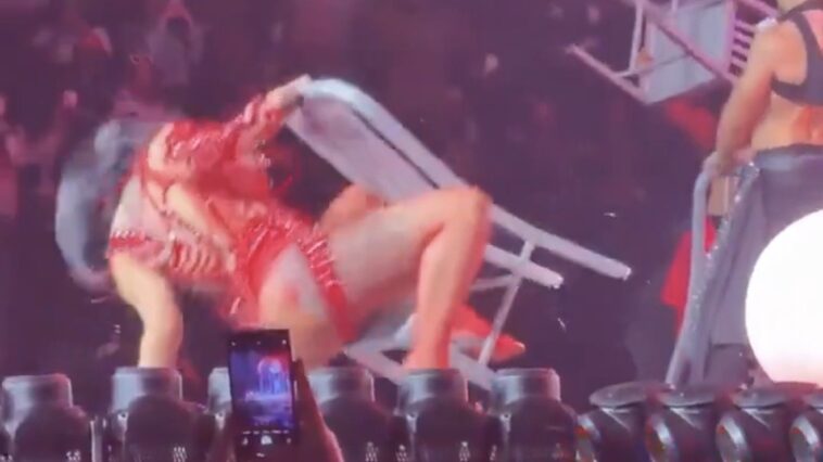 (video)-rapper-cardi-b-eats-it-during-concert,-blames-the-government-after-exchange-with-dhs-–-later-claims-video-is-ai-generated
