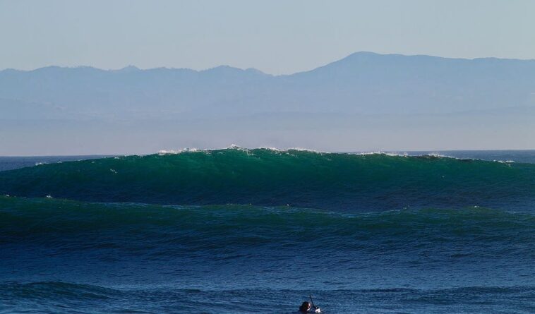 surfers-rescue-6-people-after-big-wave-capsizes-boat,-throws-family-into-ocean