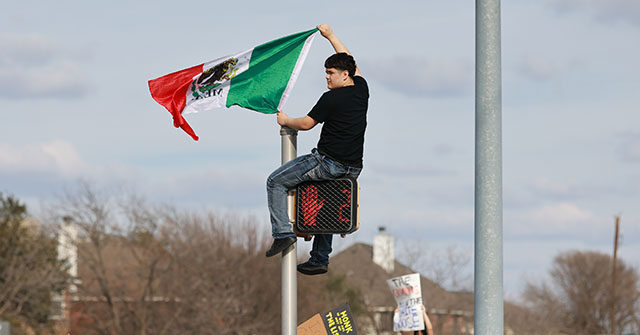 school-led-anti-ice-protests-grow-increasingly-violent,-putting-children-in-danger