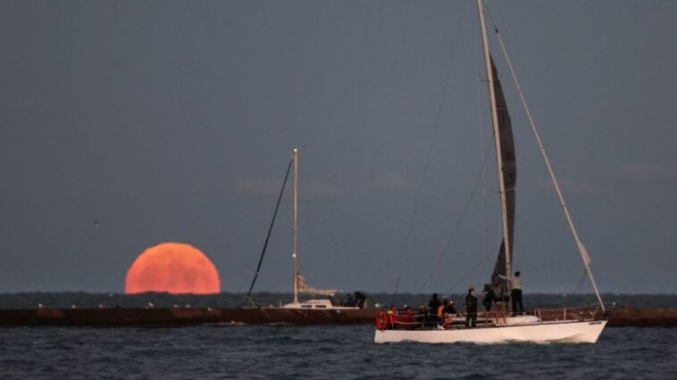 shipwreck-hunter-finds-luxury-steamer-that-sank-in-lake-michigan-in-1872