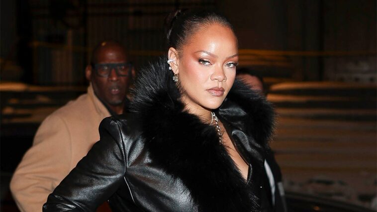 rihanna-suffers-wardrobe-malfunction-at-new-york-fashion-week