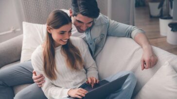 wife-asks-for-husband’s-opinion-so-she-can-choose-the-opposite-of-whatever-he-says