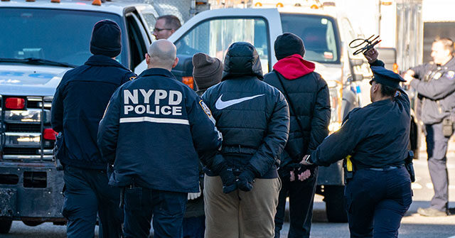 watch:-multiple-juveniles-arrested-during-chaotic-nyc-mall-brawl
