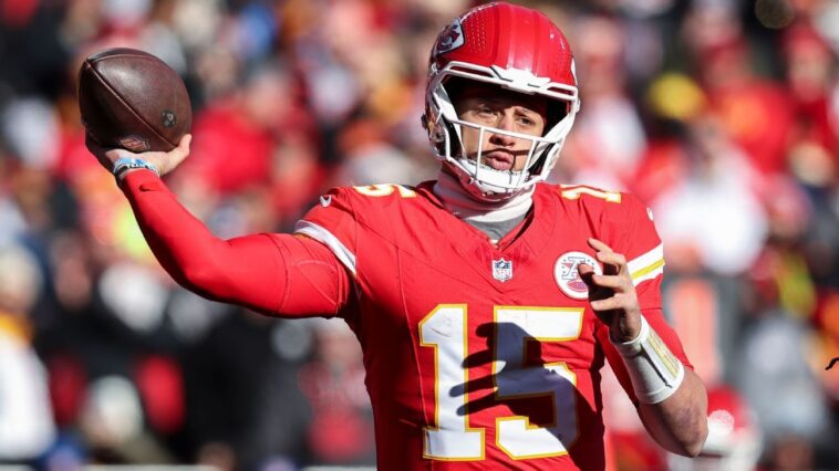 chiefs-rework-mahomes’-deal-to-create-cap-space
