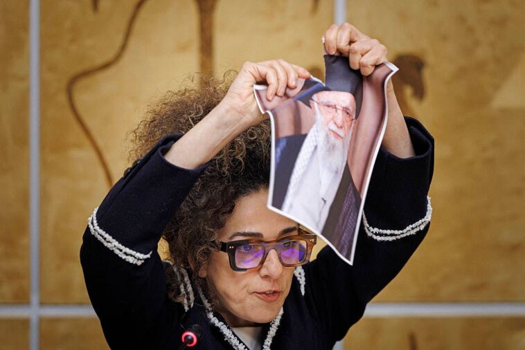 iranian-women’s-rights-activist-rips-up-khomeini-photo-at-un,-urges-europe-to-cut-ties-with-regime