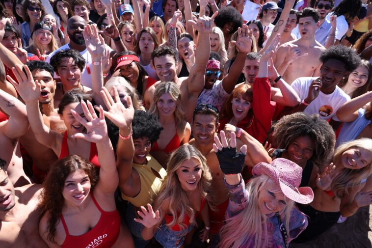 thousands-of-red-swimsuit-wearing-hopefuls-turn-up-for-‘baywatch’-casting-call