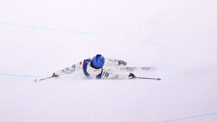 american-born-team-china-skier-eileen-gu-suffers-brutal-fall-during-olympics