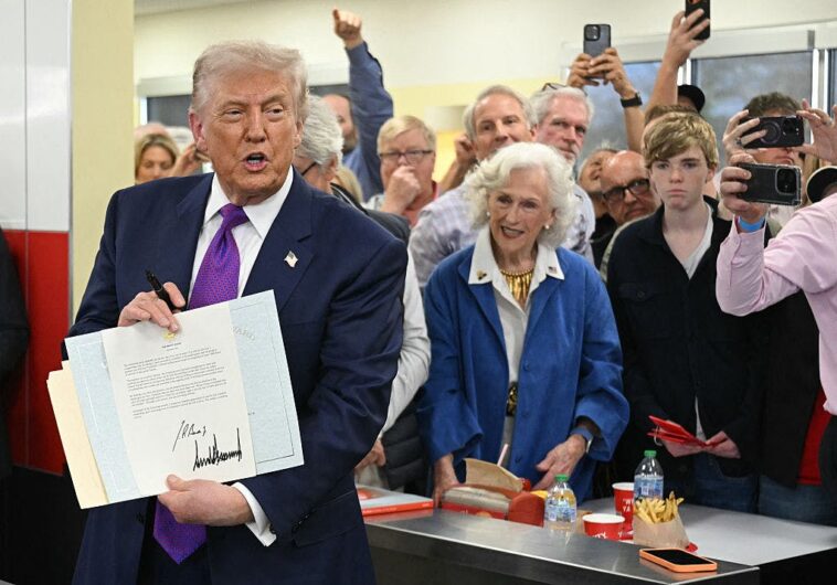 the-sharpie-is-mightier-than-the-battery:-man-exchanges-‘robo-joe’-signature-for-trump’s