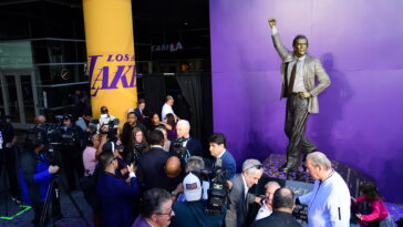pat-riley-‘grateful’-to-be-honored-with-lakers-statue 