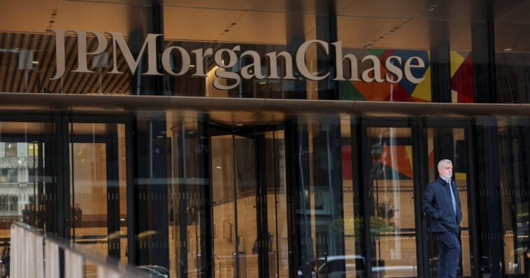 jpmorgan-makes-humiliating-admission-in-trump’s-$5-billion-debanking-lawsuit