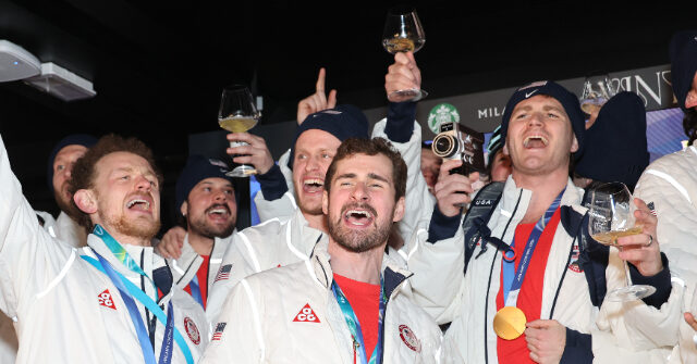 watch:-team-usa-hockey-celebrates-with-toby-keith’s-‘courtesy-of-the-red,-white-and-blue’