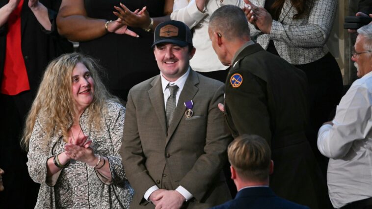 trump-awards-purple-hearts-to-national-guard-members-ambushed-in-washington,-dc:-‘we-love-you-all’