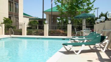 heroic-ice-agents-save-four-year-old-boy-from-drowning-in-minnesota-pool