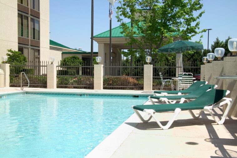 heroic-ice-agents-save-four-year-old-boy-from-drowning-in-minnesota-pool