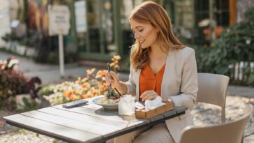 solo-dining-surges-52%-as-americans-embrace-‘me-me-me-economy’-over-shared-meals