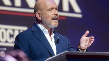republican-steve-hilton-maintains-leads-in-california-gov’s-race,-new-poll-shows